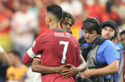Uścisk Lamine Yamala z Cristiano Ronaldo na pożegnanie portugalskiej legendy z mistrzostwami
