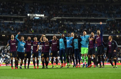 Piłkarze Barçy świętują kolejny ligowy triumf na Bernabéu